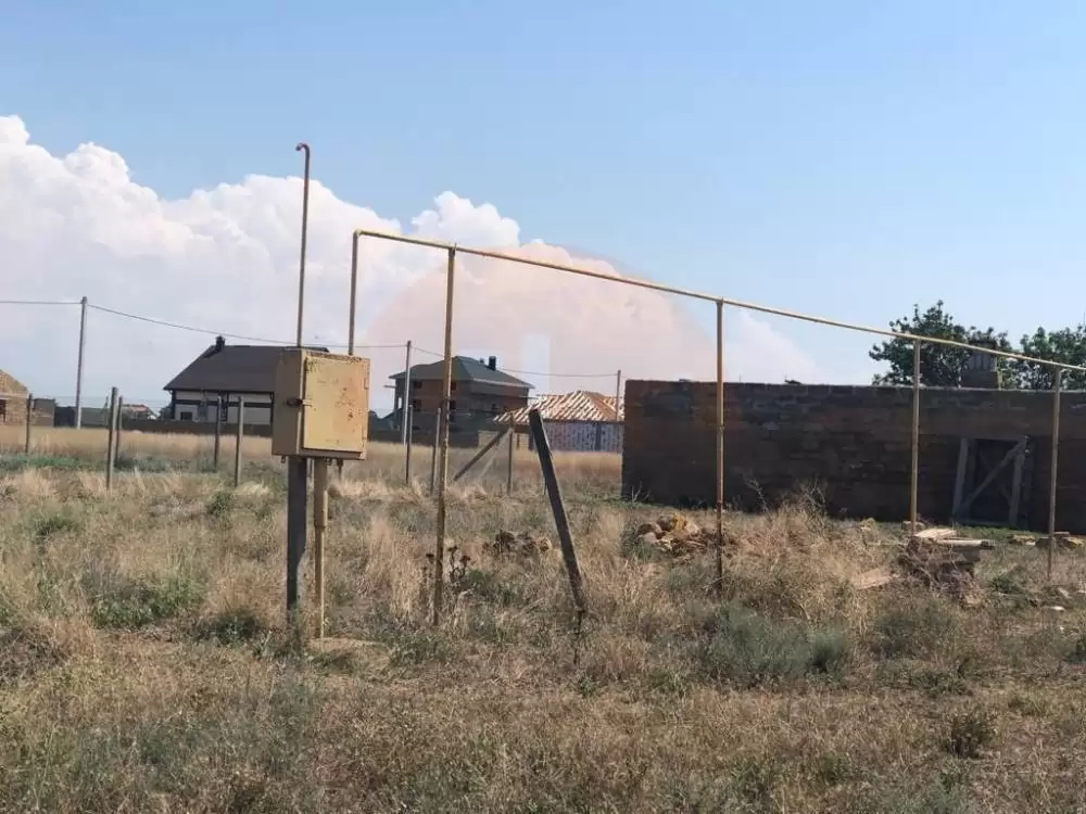на участке газ. труба