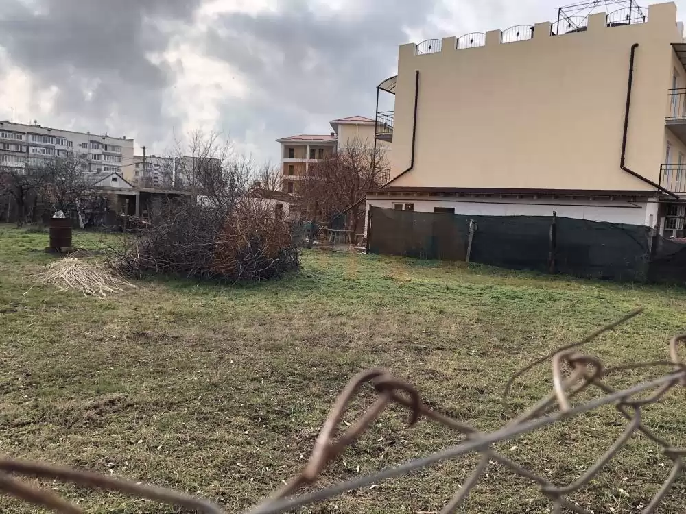 рядом застроенный массив