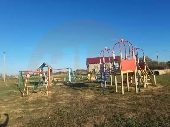 рядом с уч.