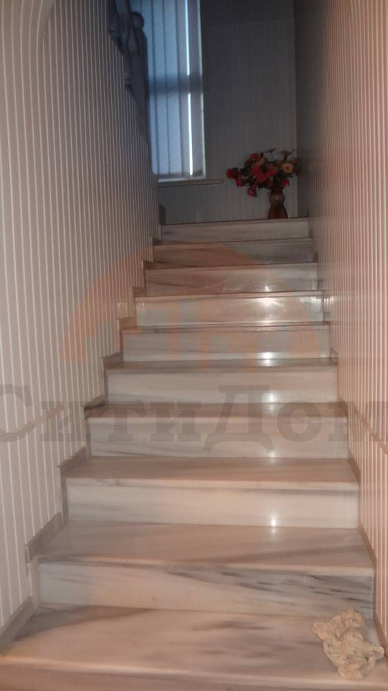 мраморная лестница на 2 этаж
