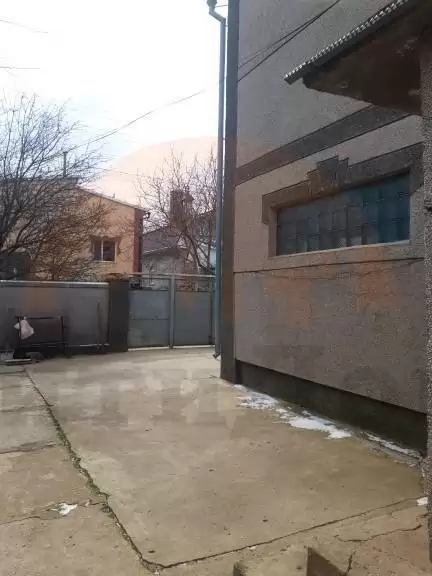 двор