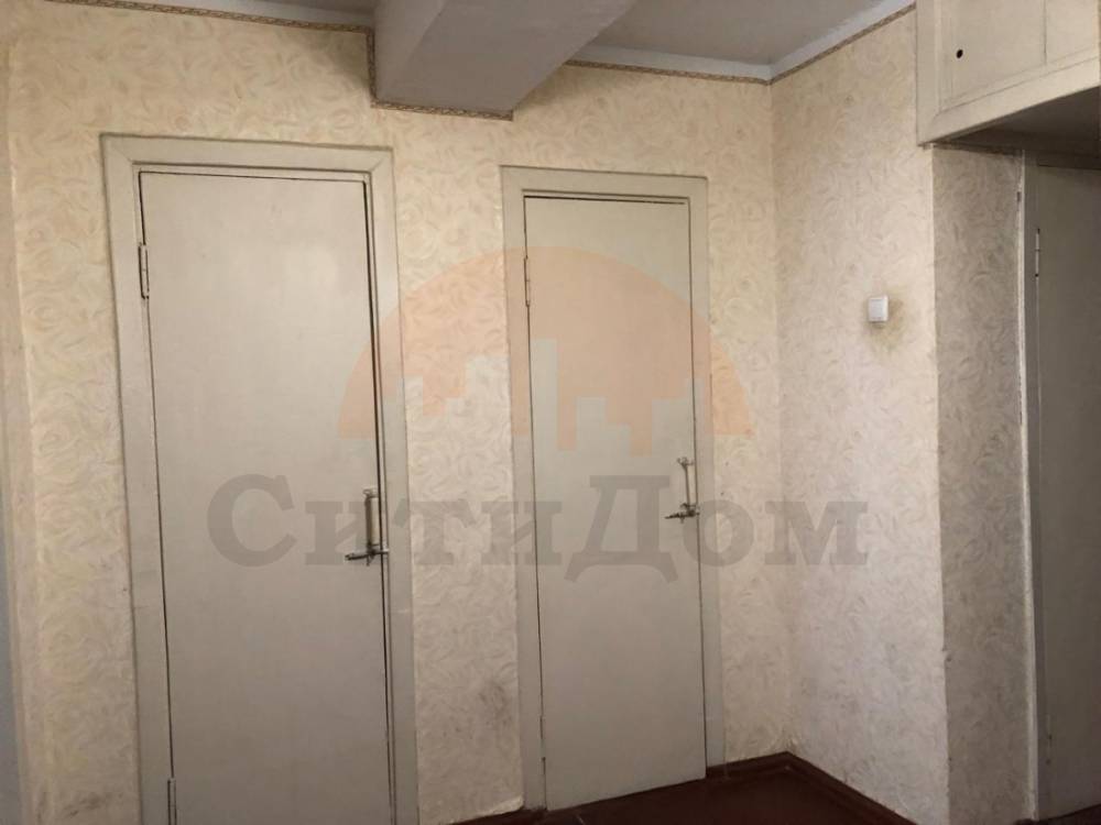 в прихожей 2 кладовки